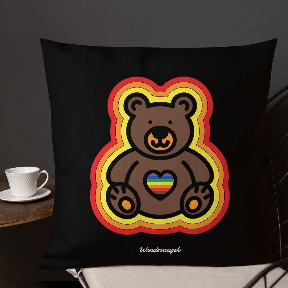 Kissen • Diversität 🌈 Teddy mit Herz – Regenbogen, gelb, orange, rot, schwarz - Wonderwazek